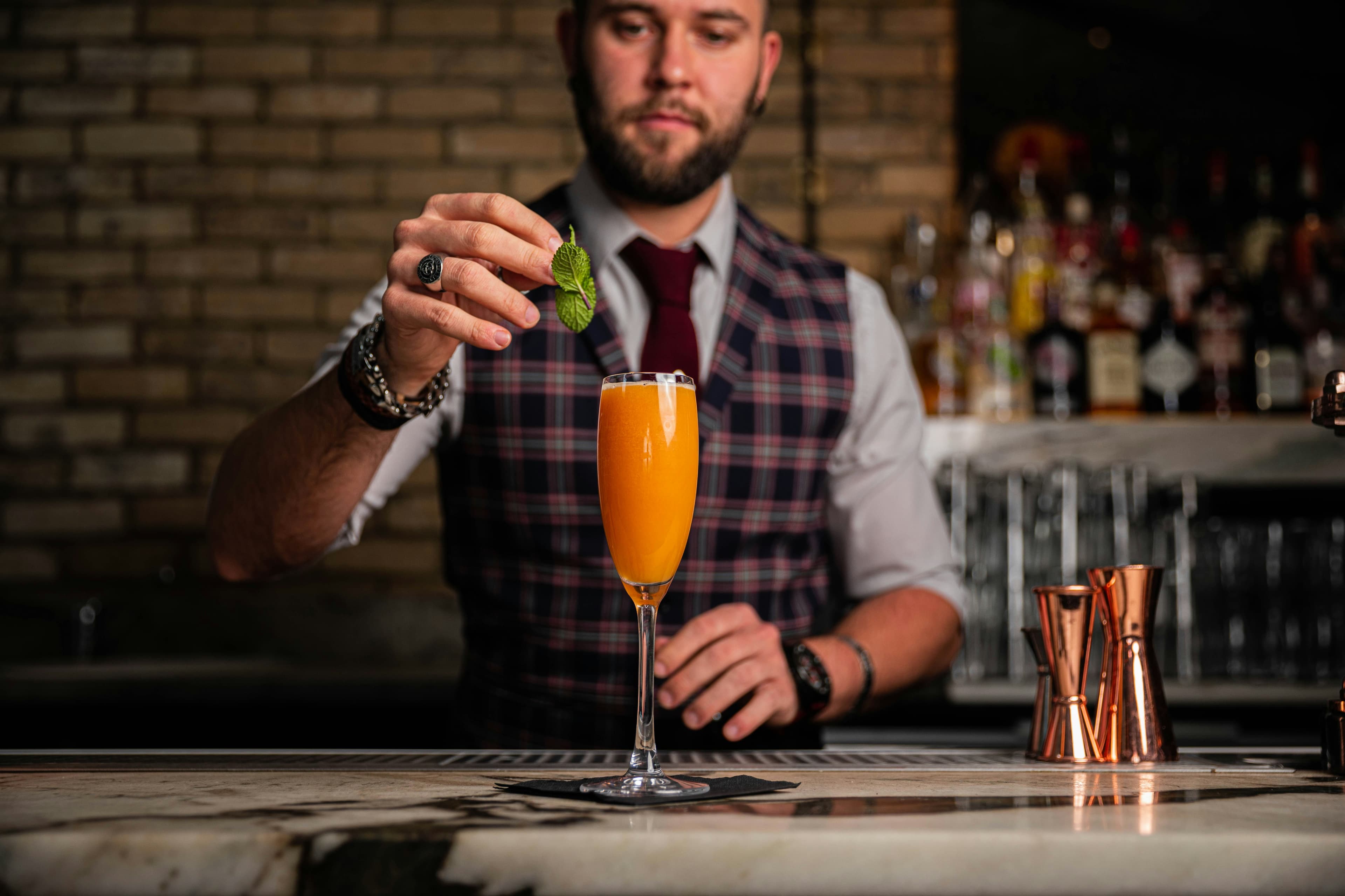 Prívat barþjónn við afgreiðslu